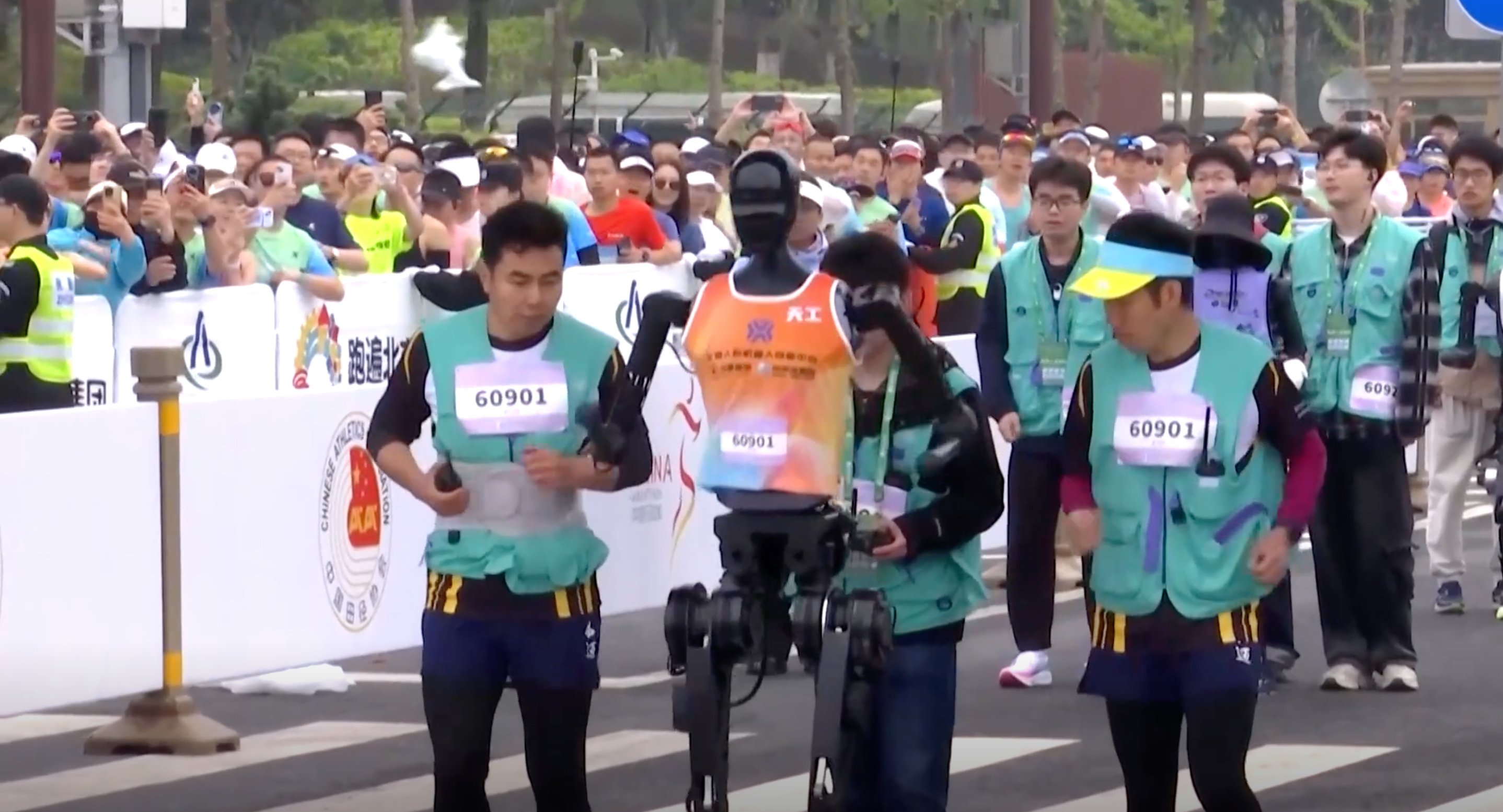 Un robot prenant part au semi-marathon de Beijing Yizhuang © Capture écran Clubic