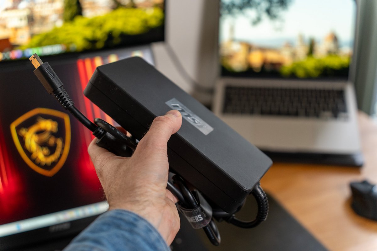 Le chargeur de 400W est plutôt balèse. ©Clubic
