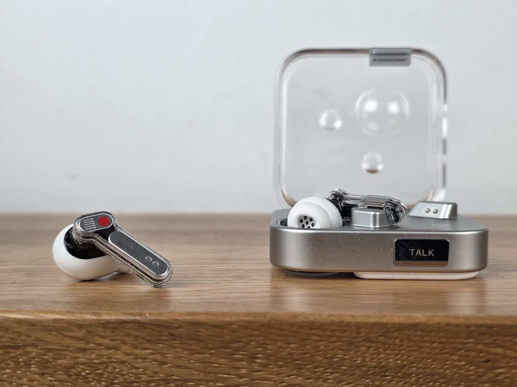 Premium et élégant, le design des Nothing Ear (3) a de quoi plaire © Guillaume Fourcadier pour Clubic