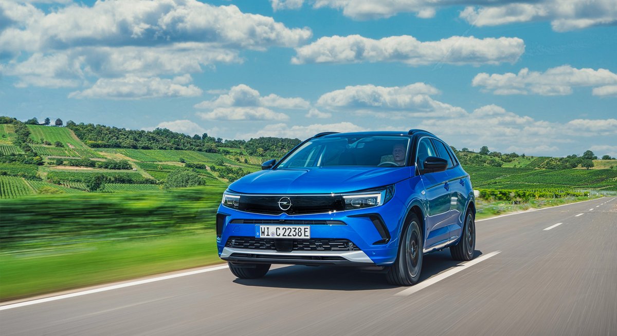 A gauche, le Grandland X hybrid4 de 2020. A droite, celui de 2021