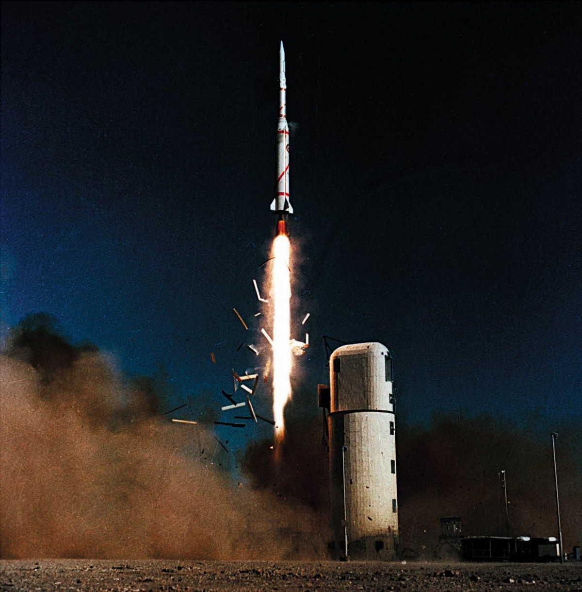 La fusée Diamant, premier lanceur orbital français, décolle pour la première fois en 1965 du désert algérien. Crédits: SIRPA Air
