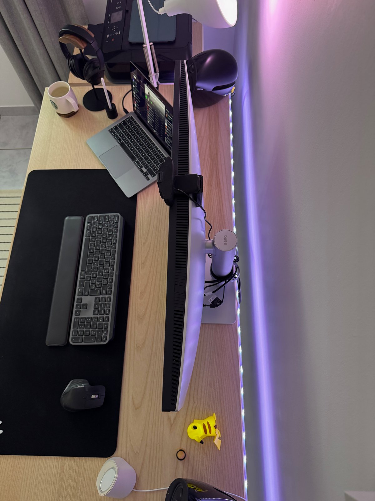 Le moniteur BenQ MA320U vu du dessus, on distingue le passe-câble. ©Hugo T. pour Clubic