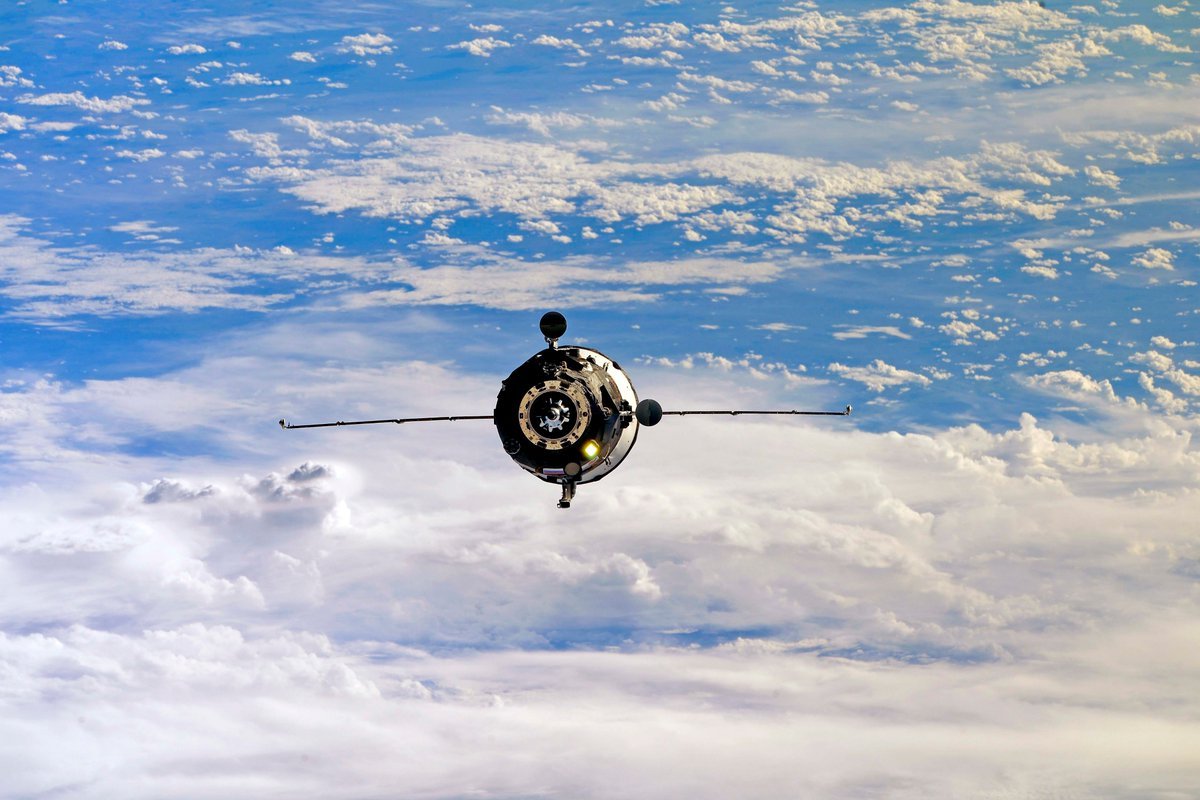 Le cargo Progress MS-19 arrive, sur fond de nuages. Crédits : Roscosmos