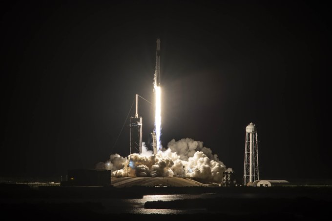 Décollage nocturne pour les quatre chanceux de la mission, qui vont pouvoir profiter de l'aventure