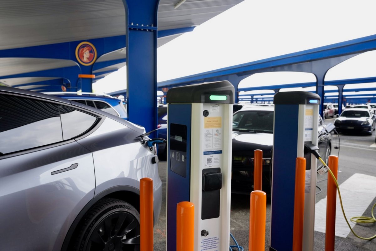 Les bornes de recharge électrique du parking visiteurs. © Disneyland Paris