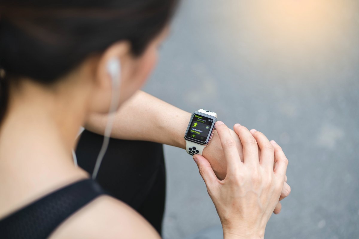 Une sportive qui utilise son Apple Watch. ©KANUT PHOTO / Shutterstock