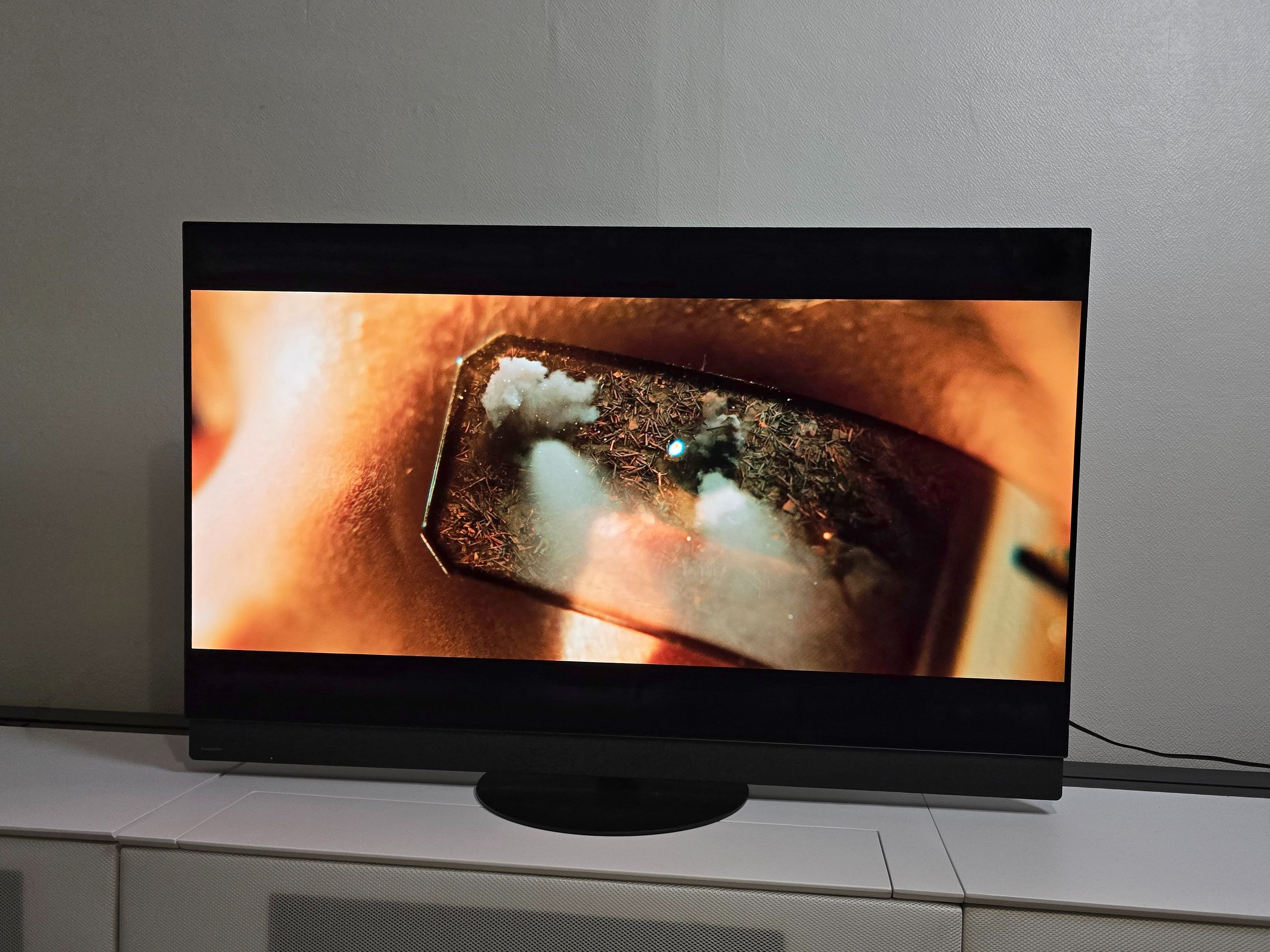Le grain cinématographique, naturel sur pellicule ou ajouté en postproduction, peut devenir très visible sur un grand écran 4K. L’OLED ne le crée pas : il restitue une texture déjà présente dans la source. Ci-contre, le Panasonic Z95B. © Matthieu Legouge