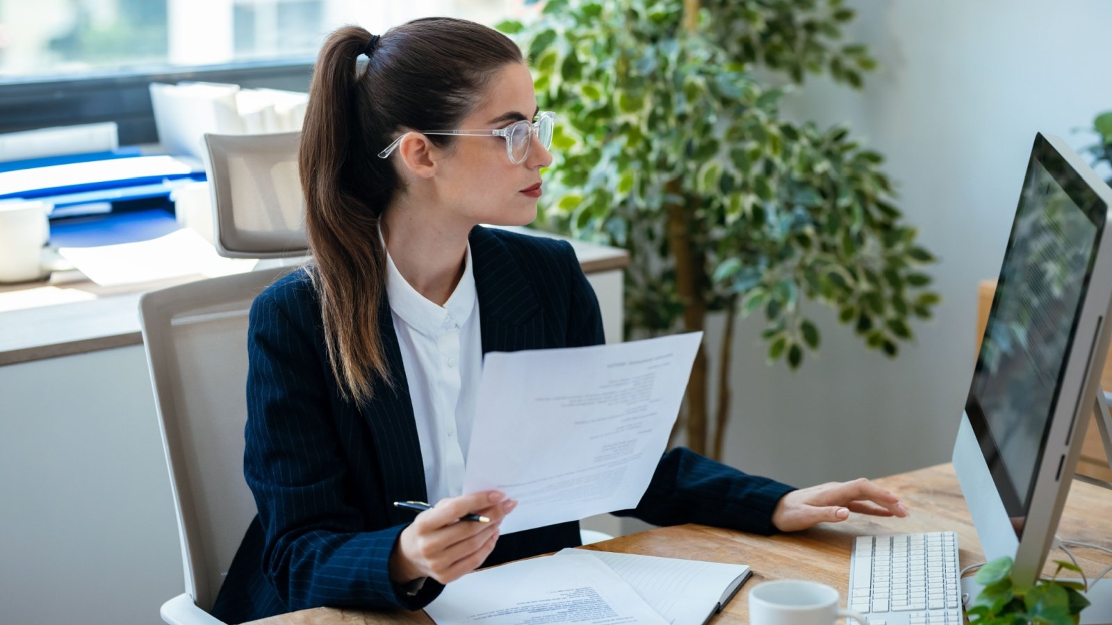 Un médecin libéral peut être hors champ pour ses actes exonérés, mais il devra recevoir ses factures via une plateforme et émettre en électronique si une activité annexe est soumise à TVA - © Shutterstock