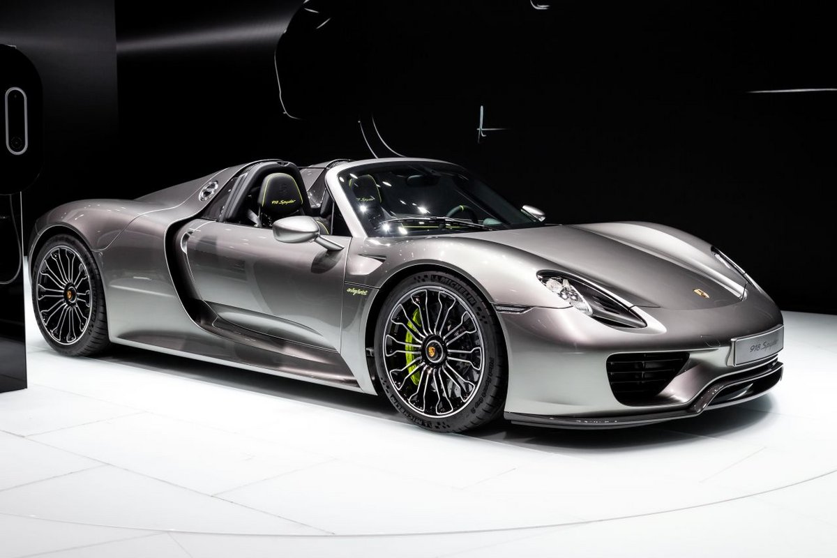 Les 11 307 Porsche PHEV de la base ont parcouru en moyenne 27 000 km, mais n'ont consommé que 7 kWh d'électricité au total sur cette distance - ©VanderWolf Images / Shutterstock