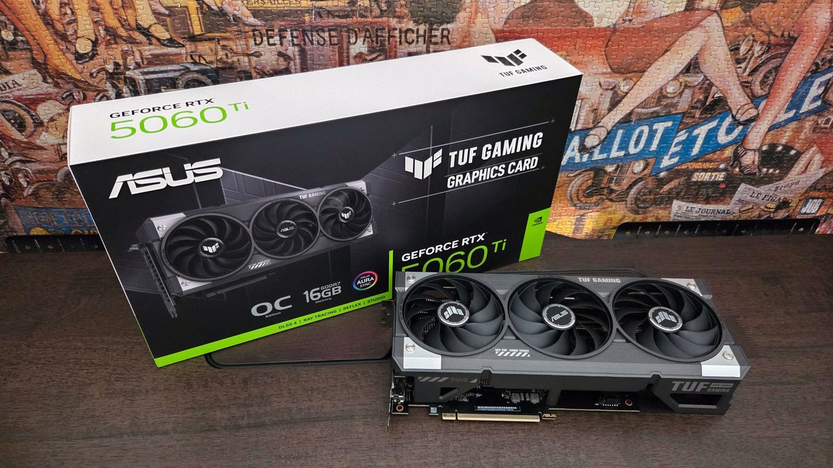 La TUF Gaming GeForce RTX 5060 Ti garde un encombrement important. ©Nerces pour Clubic