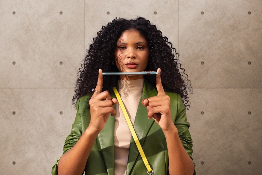 Oui, il est fin l'edge 70, mais toujours plus épais que les huit billets de cent euros qu'il faudra aligner pour l'acheter. ©Motorola