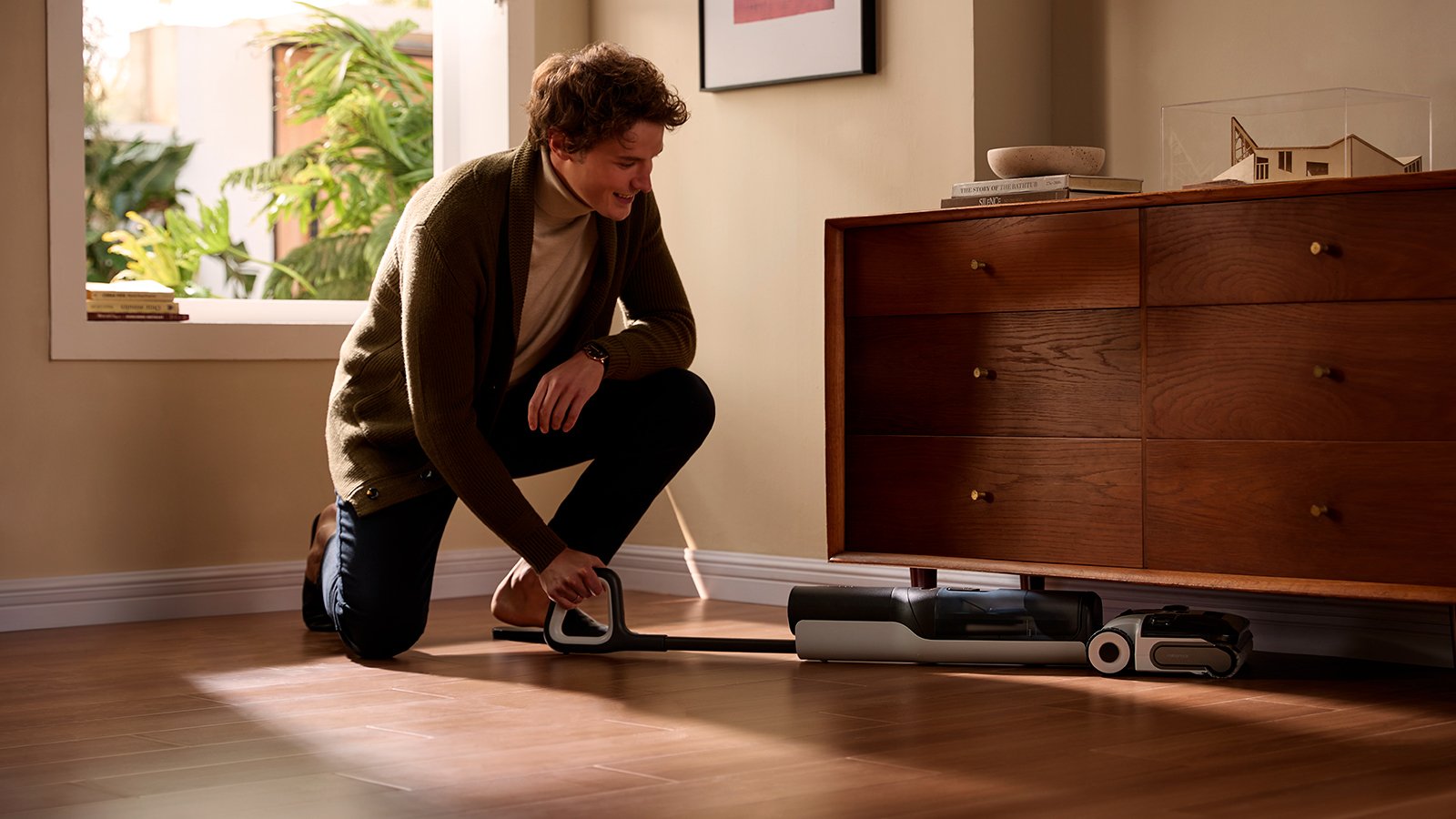 Avec SlideTech 2.0, l’aspirateur glisse facilement sur le sol, offrant une prise en main fluide et un nettoyage sans effort. ©Roborock