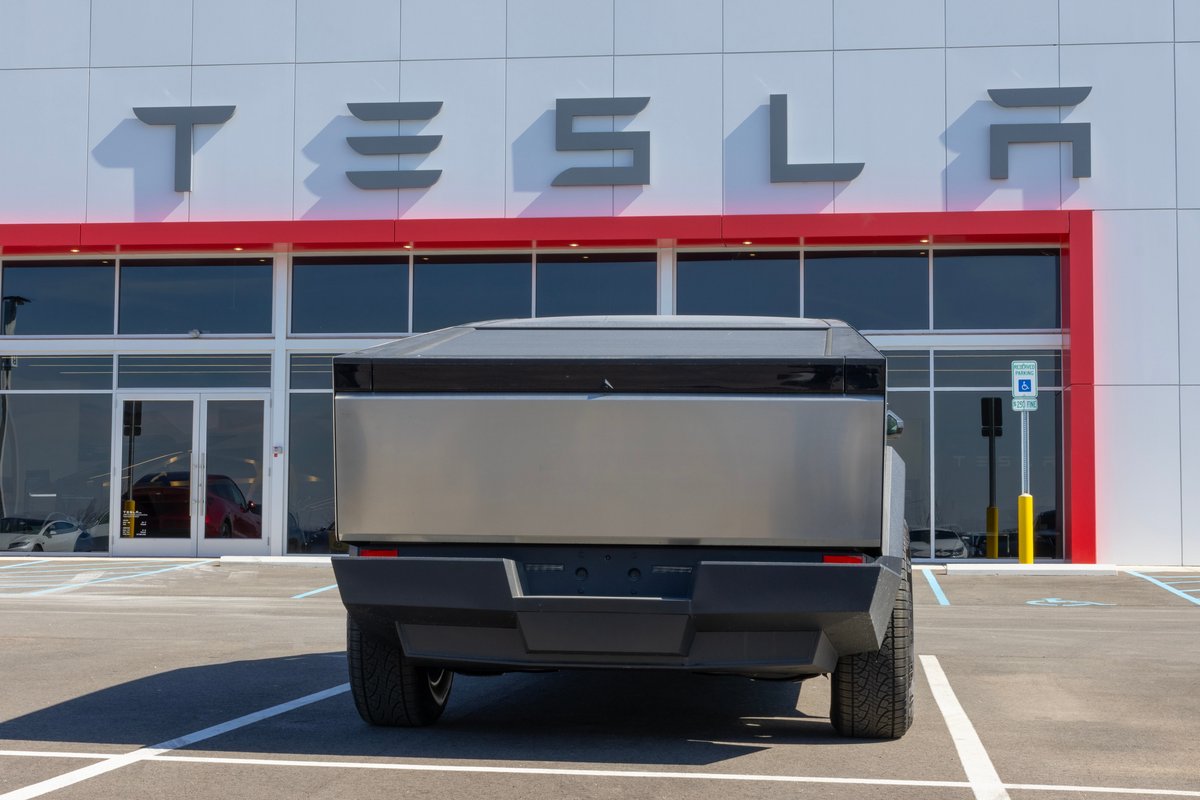 Cybertruck devant une concession Tesla. © Shutterstock