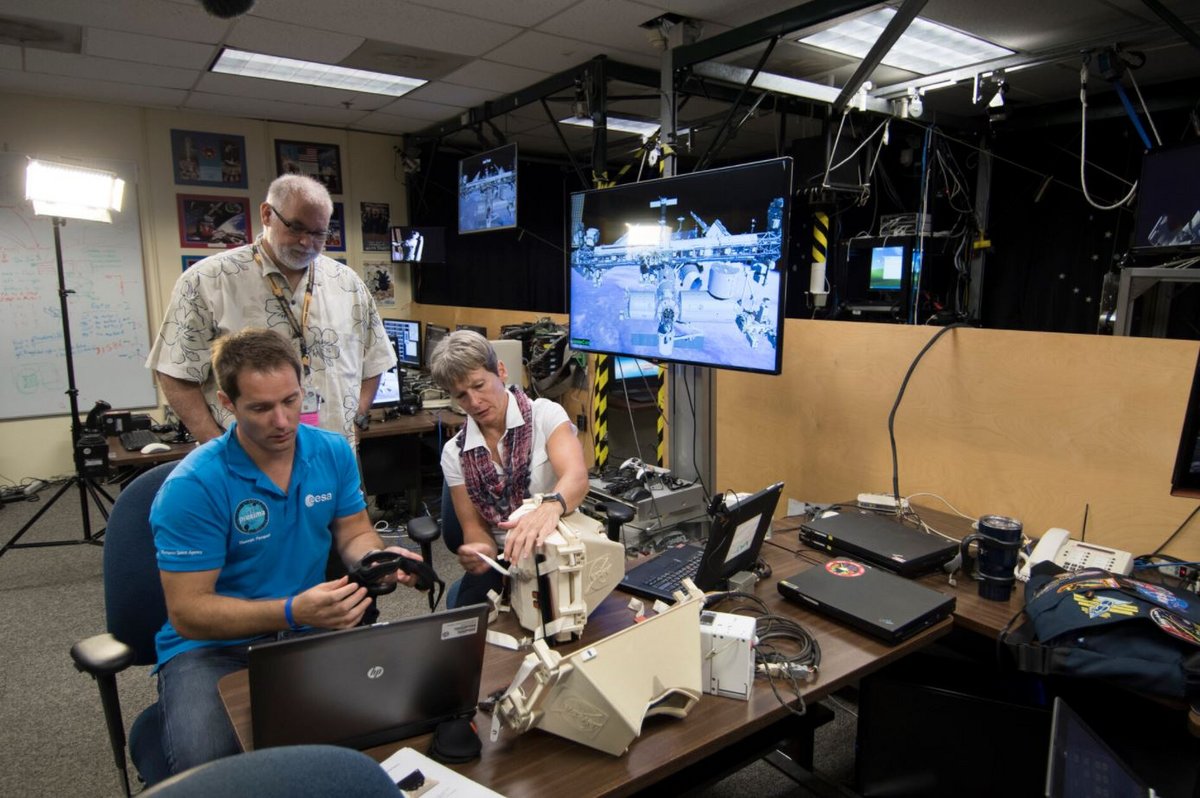 Préparation d'une EVA. Il faut voir les pièces, comprendre comment les manipuler... © ESA / NASA