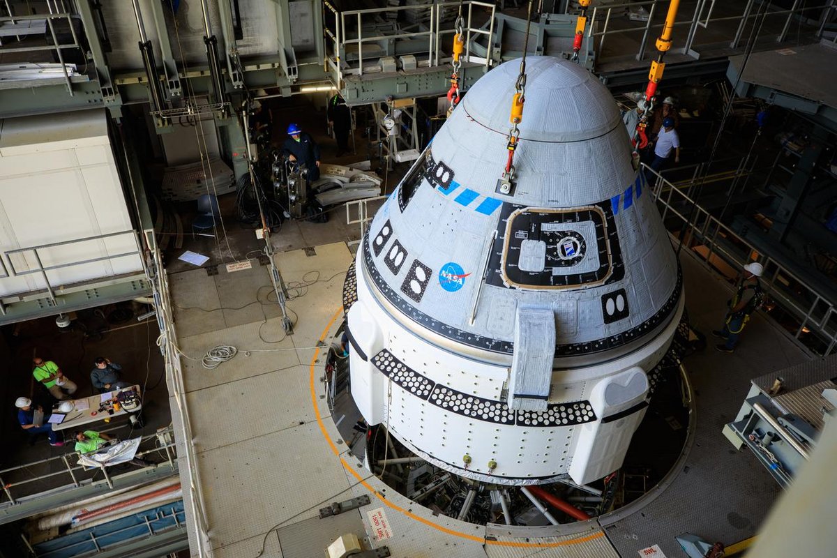 Starliner est l'ensemble entre la capsule pressurisée (en gris) et son module de service (en blanc). Crédits NASA