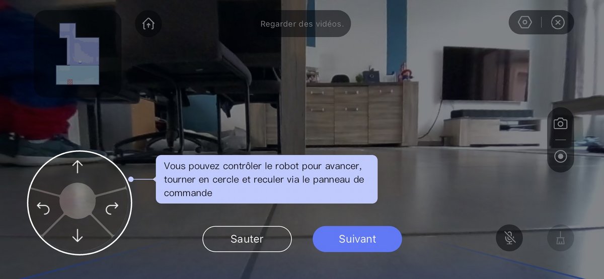 Un petit joystick pour contrôler manuellement l'aspirateur robot en mode caméra © Mathieu Grumiaux pour Clubic