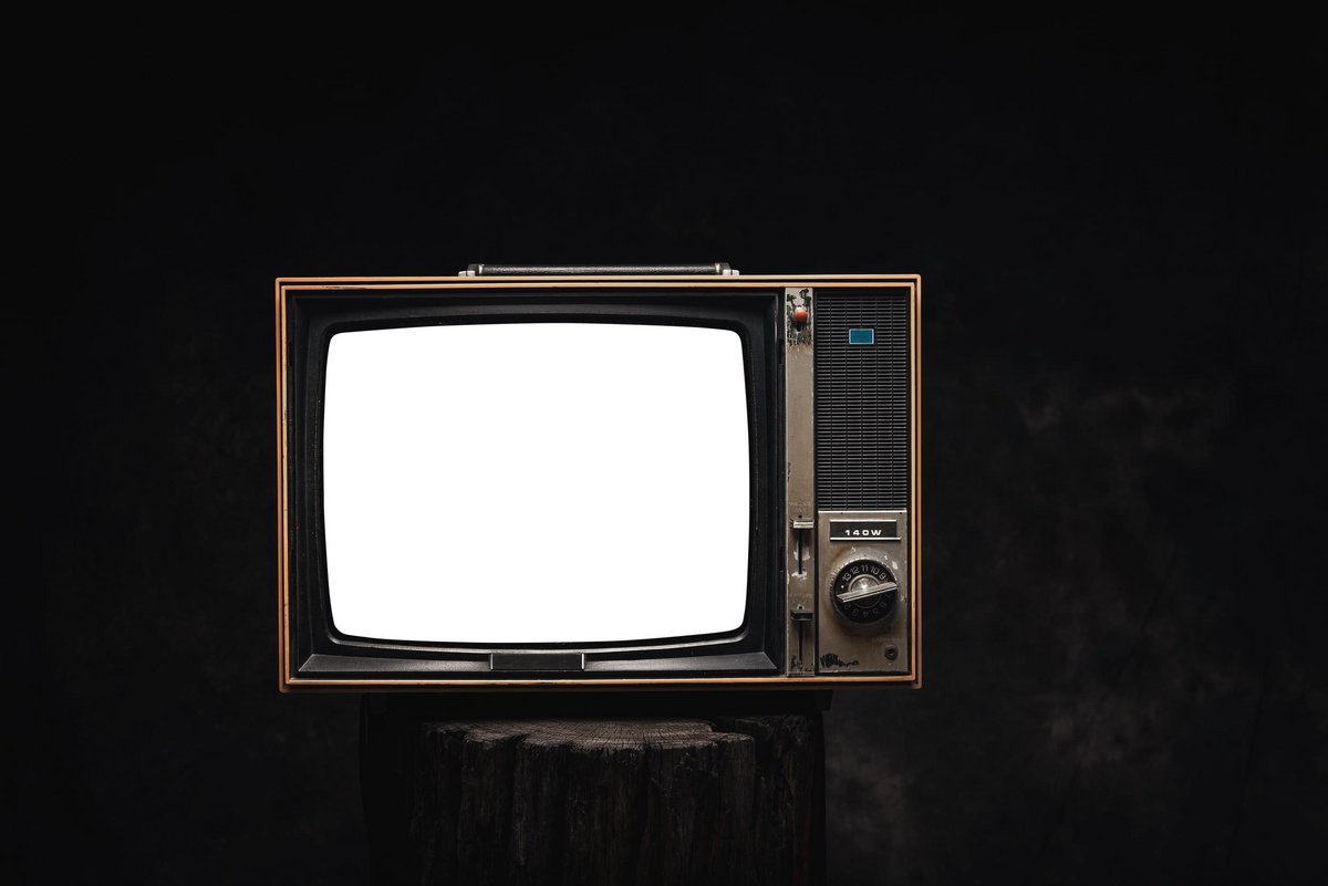 L'ARCOM, le régulateur français du numérique et de la télévision, montre les muscules face aux chaînes russes © PitukTV / Shutterstock