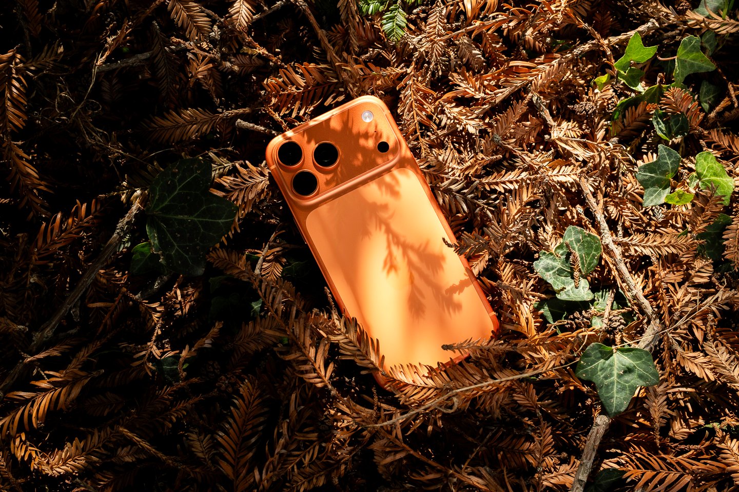 L'iPhone 17 Pro dans son coloris Orange cosmique, pour illustration. © Pierre Crochart pour Clubic