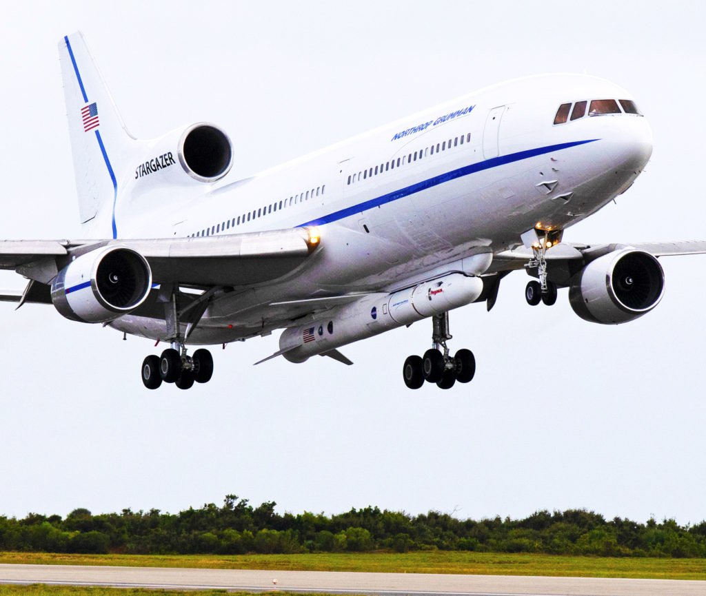 Pegasus, sous le ventre de son avion porteur, le dernier L-1011 en service commercial au monde. Crédits : Northrop Grumman
