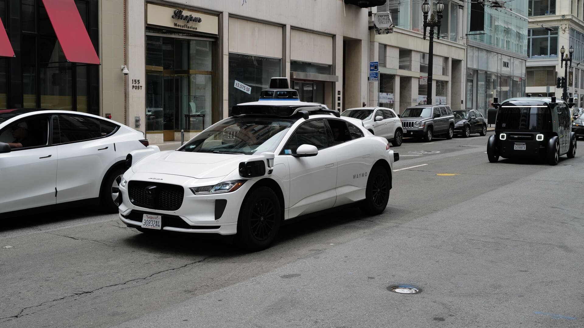 Un robotaxi Waymo évolue au milieu de la circulation dans le centre de San Francisco, entouré d'autres véhicules autonomes. Une scène qui devient banale, dans The City by the Bay. © Phil Pasquini / Shutterstock