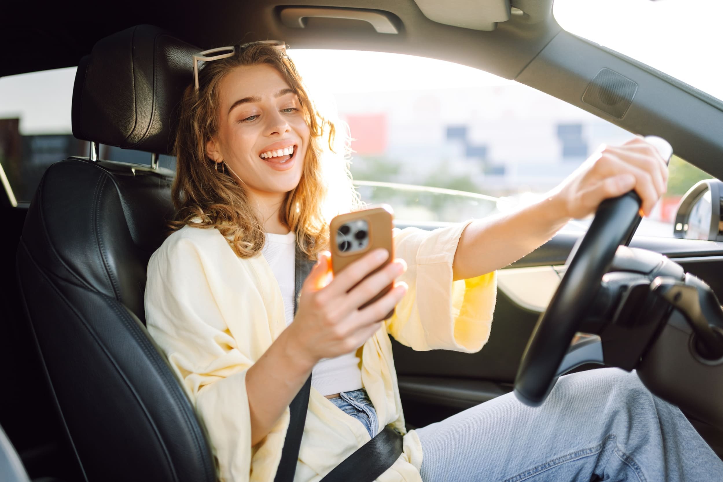 Quatre départements français expérimentent désormais la suspension immédiate de permis pour téléphone au volant. © maxbelchenko / Shutterstock