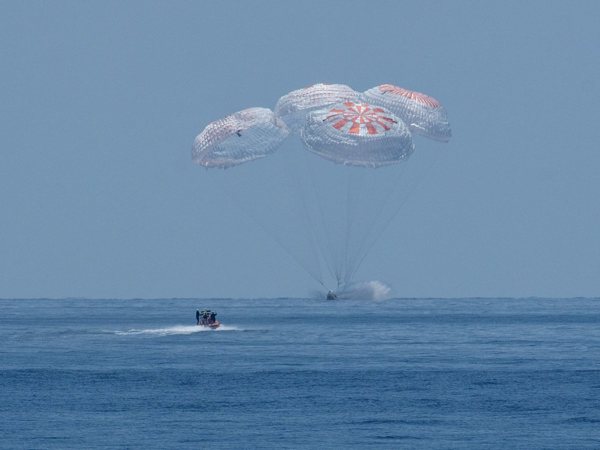 Plouf ! Il y a quatre parachutes sur Crew Dragon, mais elle peut amerrir sans conséquence avec trois éléments seulement. Crédits SpaceX/NASA