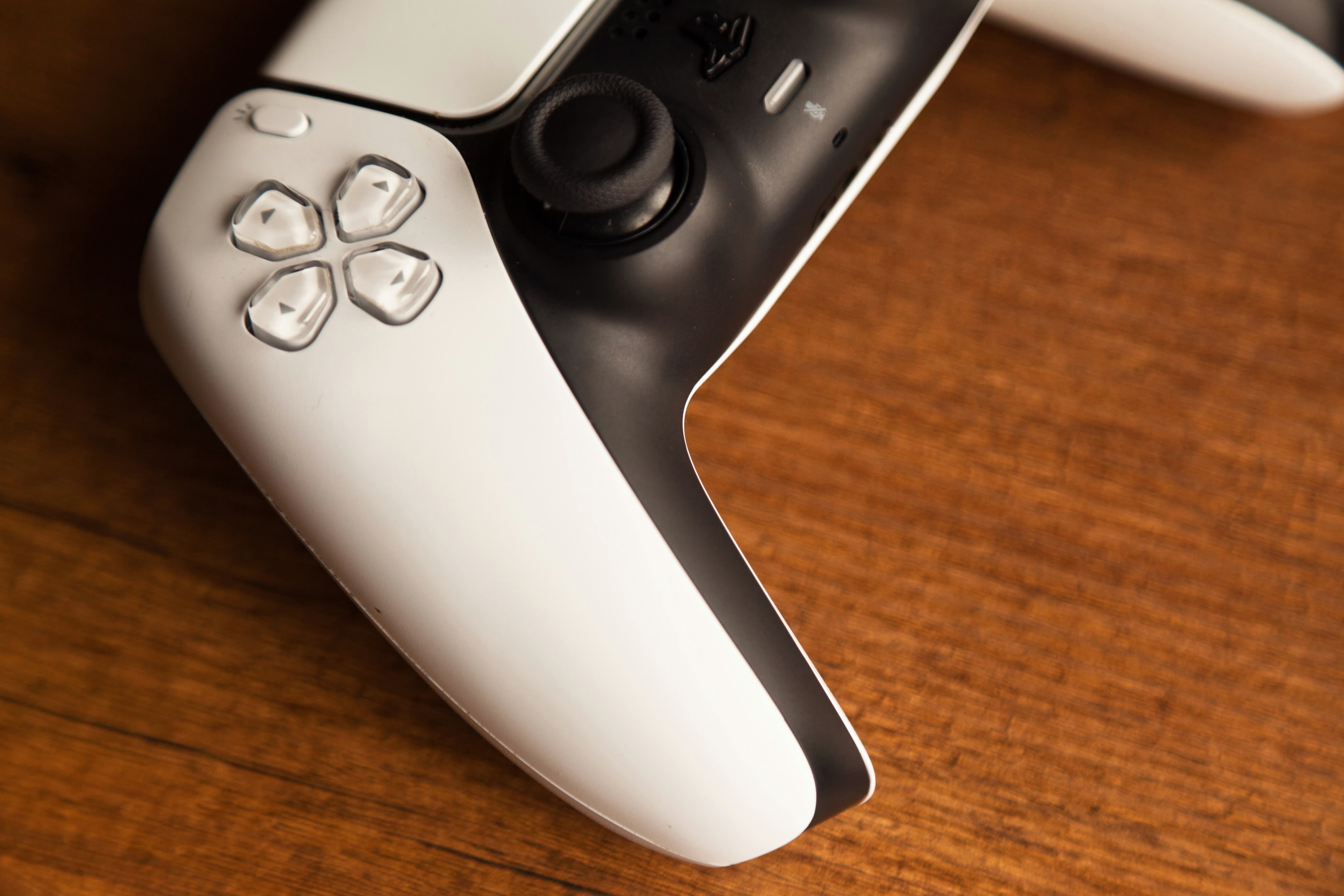 La DualSense s'affirme comme une manette de choix pour l'écosystème PC et nomade. © Shutterstock