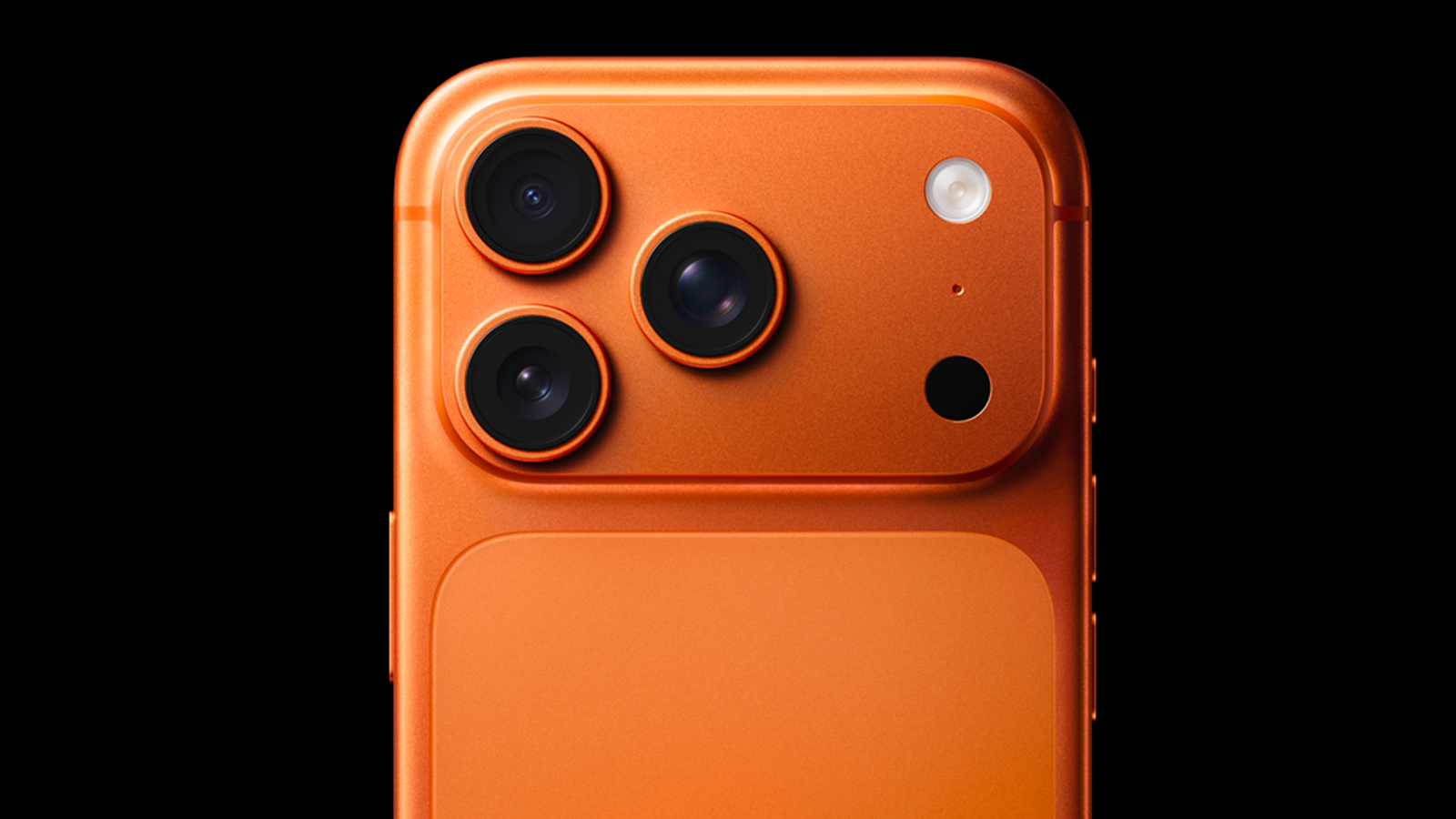 Dès la prise en main, le smartphone séduit par sa finition soignée et son écran 6,3” au format idéal pour un usage quotidien. ©Apple