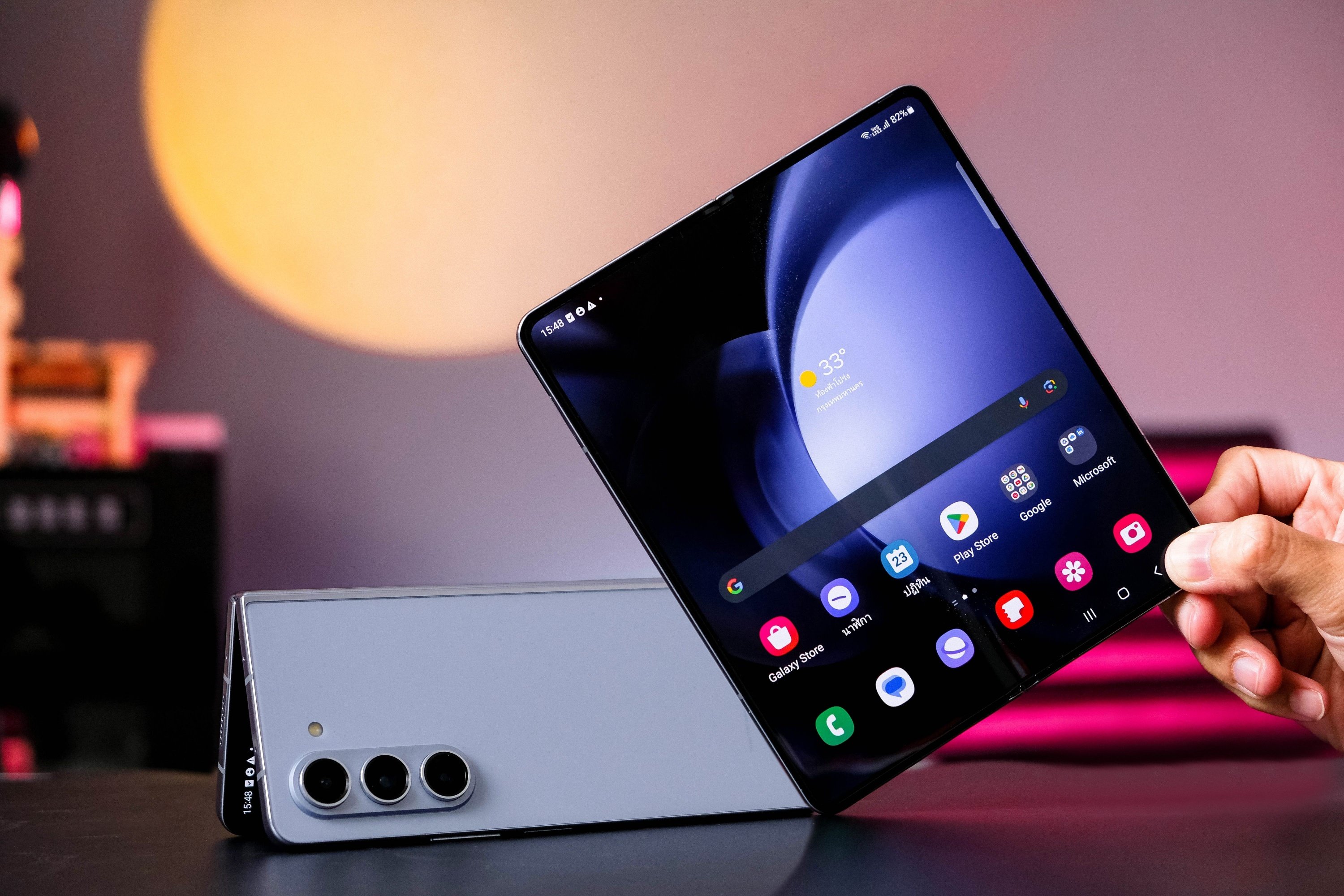 Si vous souhaitez vous offrir un Galaxy Fold, comme ce Z Fold 5, optez pour un Samsung - ©Framesira / Shutterstock