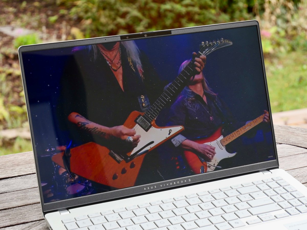 L'écran OLED est l'un des atouts du Vivobook S15 // © Nathan Le Gohlisse pour Clubic