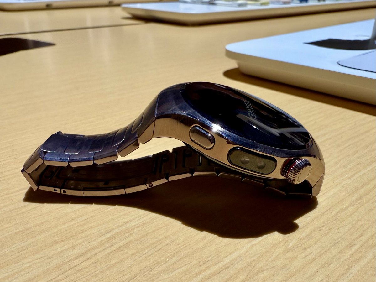 La Huawei Watch 5 de profil © Mathieu Grumiaux pour Clubic