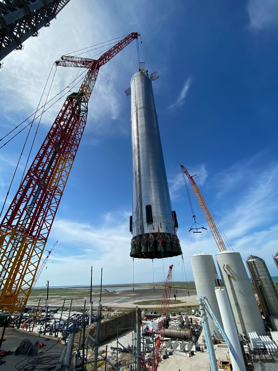 La manipulation d'un booster de 70m de haut, relativement fragile et équipé de ses moteurs n'est pas si aisée. Crédits SpaceX