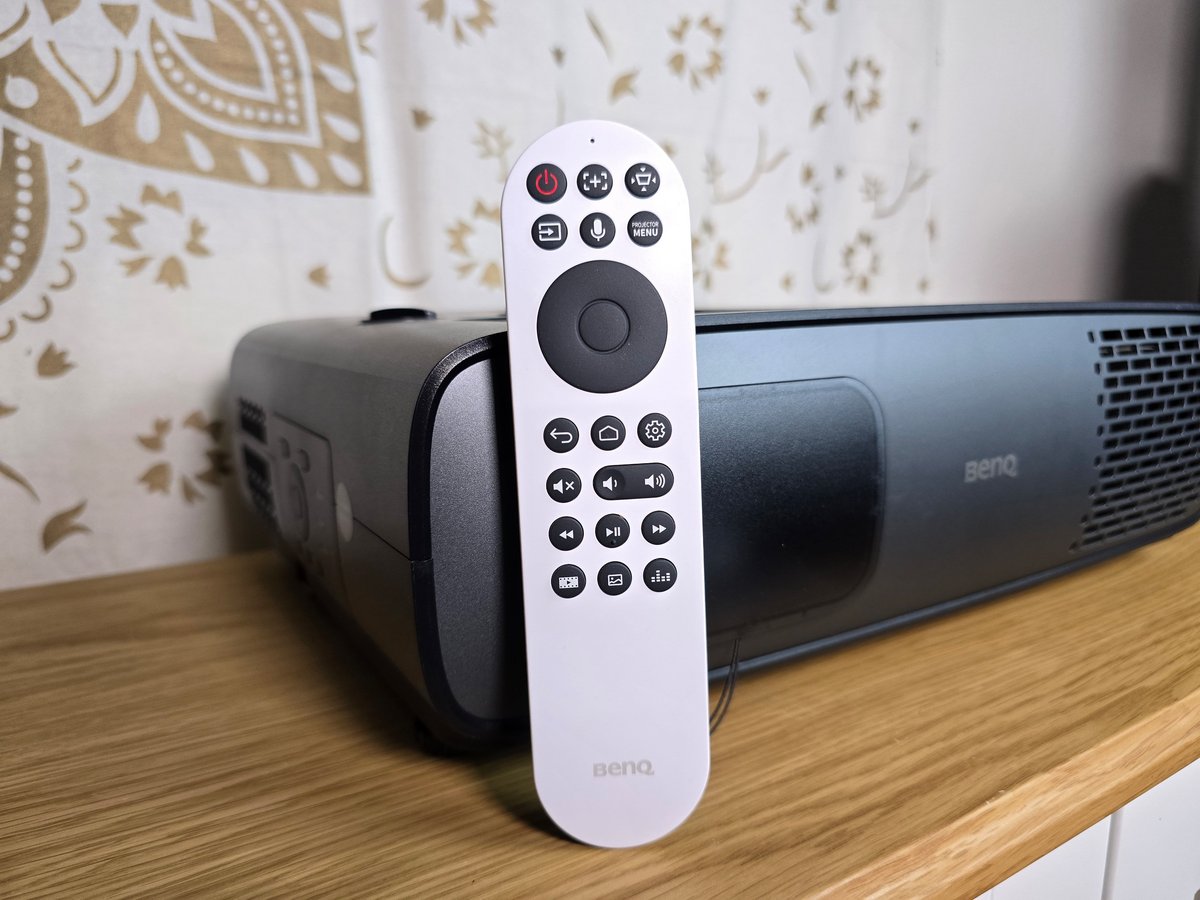 La télécommande suffit à piloter le projecteur, mais également le dongle HDMI que vous y connecterez. © Matthieu Legouge