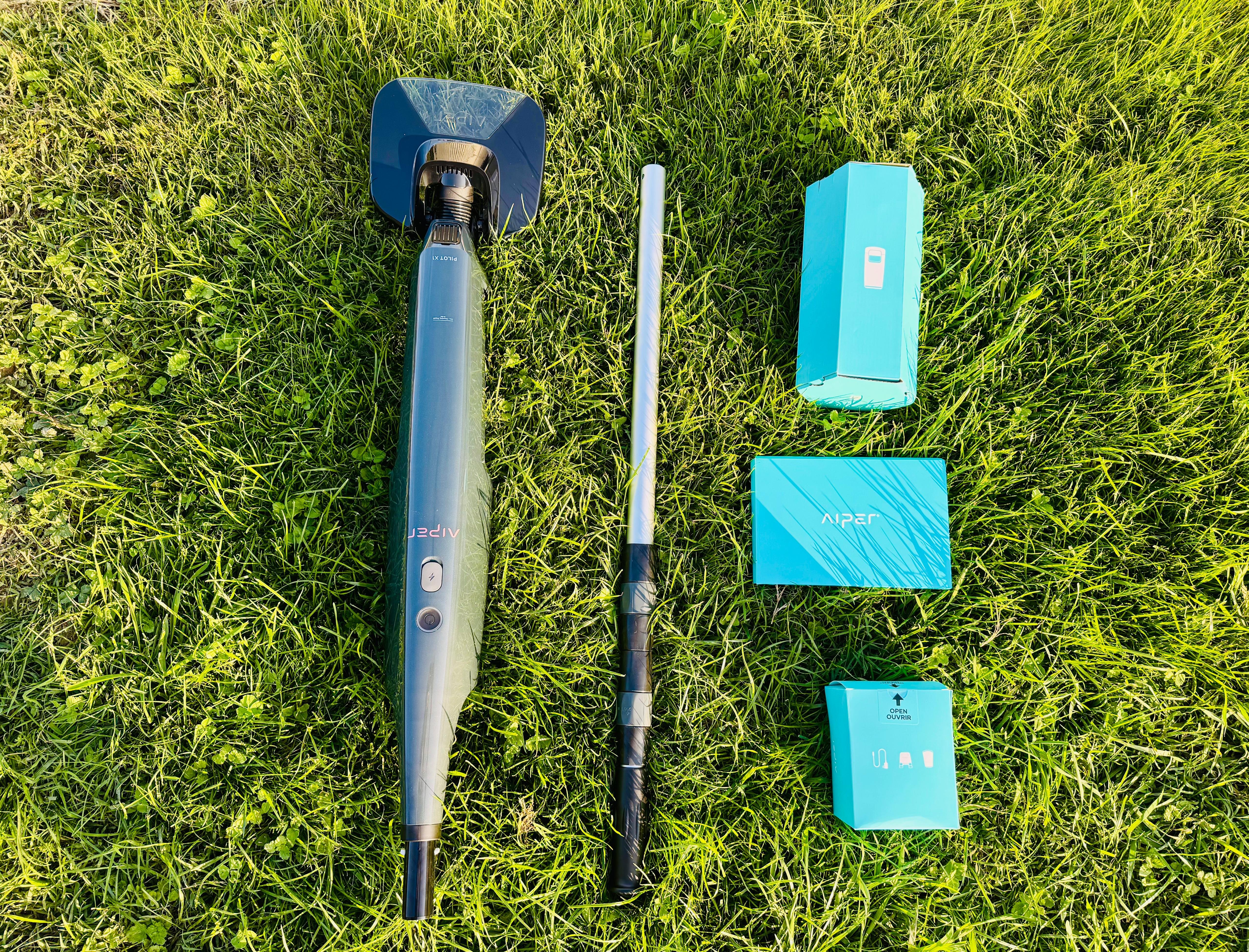 Le kit contient l'aspirateur, une perche télescopique, le chargeur, le filtre principal et deux filtres en coton ultrafins. ©Stéphane Ficca / Clubic