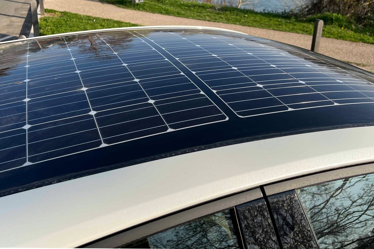 Le toit solaire photovoltaïque permet de récupérer jusqu'à 5 km d'autonomie par jour.