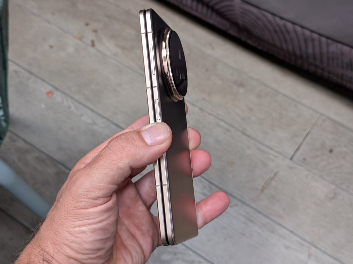 Pas facile de faire rentrer un zoom périscopique dans un smartphone pliant aussi fin (Honor Magic V5, chaque panneau est épais de 4,1 mm). ©Nicolas Guyot pour Clubic