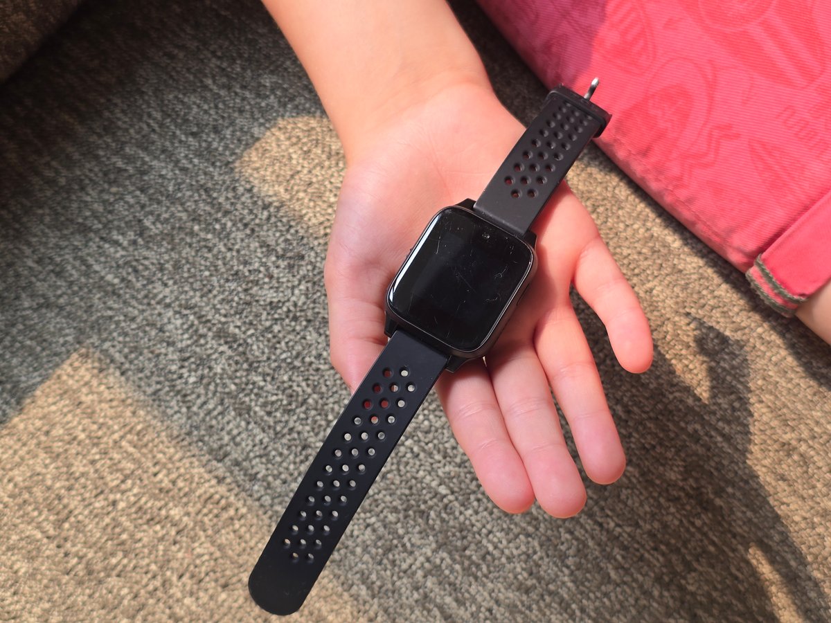 Le bracelet en caoutchouc de la TCL MT46 a tendance a tenir un peu chaud lors des journées d'été. ©Matthieu Legouge pour Clubic