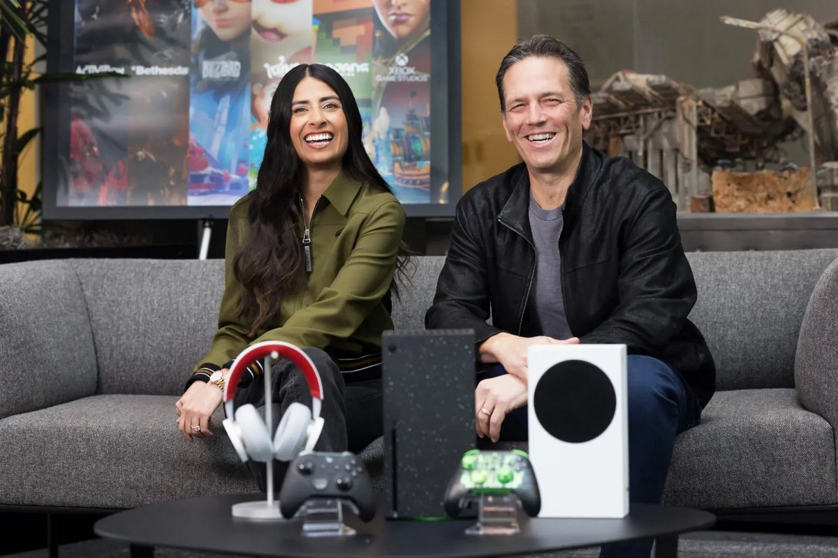 Asha Sharma et Phil Spencer posent derrière les Xbox Series. ©Microsoft