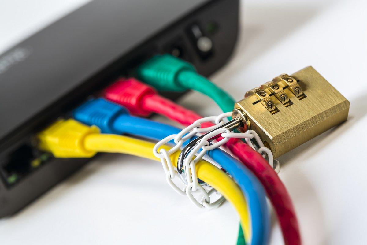 Cadenasser vos cêbles Ethernet n'empêchera pas votre FAI d'accéder à vos données de navigation. En revanche, un VPN, oui © ludinko / Shutterstock