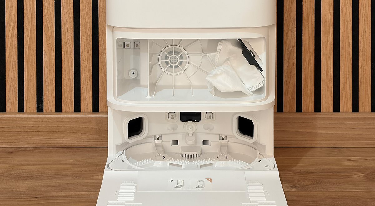 La base lave les pads une fois l'aspirateur rentré. ©Charles Gouin-Peyrot pour Clubic