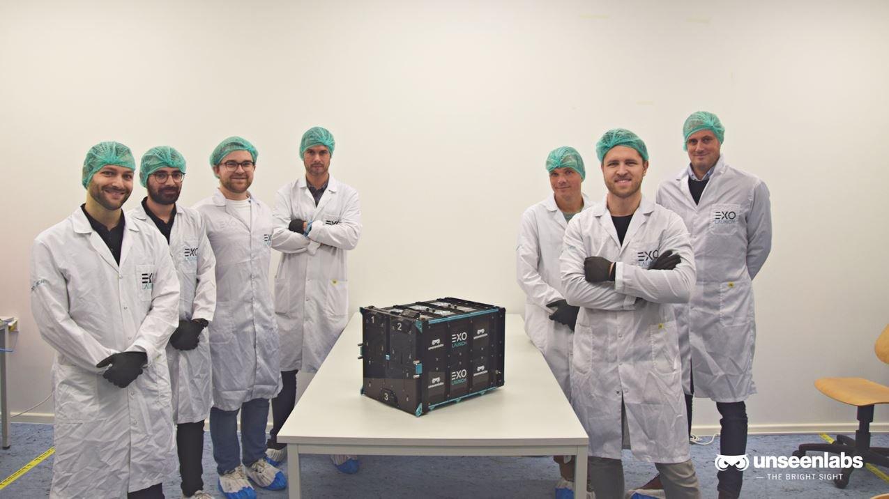 Bro-8 est fabriqué avec l'aide du Suédois GomSpace et sera éjecté via un dispositif Exolaunch (visible sur la table). Crédits : Unseenlabs