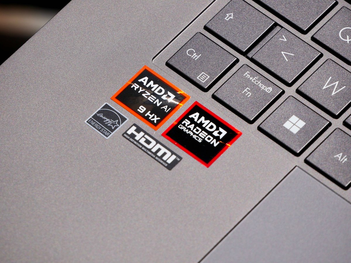 Les badges AMD Ryzen AI apposés sur le châssis du dernier ASUS Zenbook S16, pour illustration © Clubic