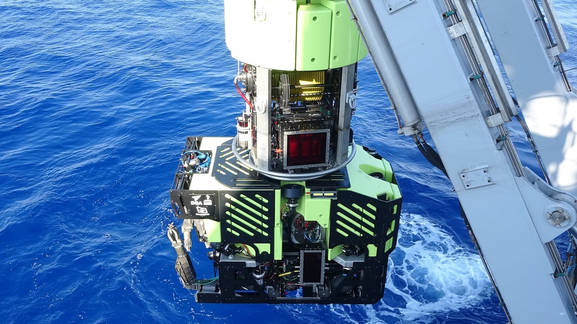 Le ROV-DeepSea, conçu par LD TravOcean pour la Marine nationale, au moment de sa mise à l’eau. © DGA