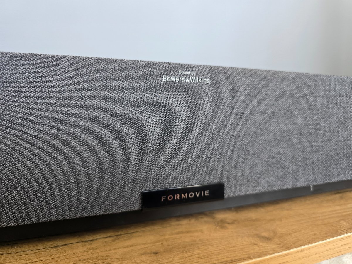 Avec son habillage anthracite et son format assez compact, le Formovie Theater Premium se laisse oublier. © Matthieu Legouge