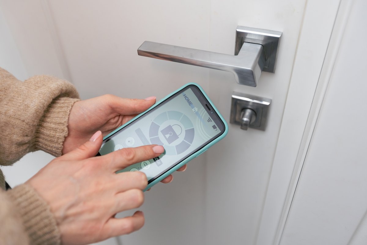 Contrôlez votre alarme maison sans fil depuis l'application dédiée. ©Andrew Angelov / Shutterstock
