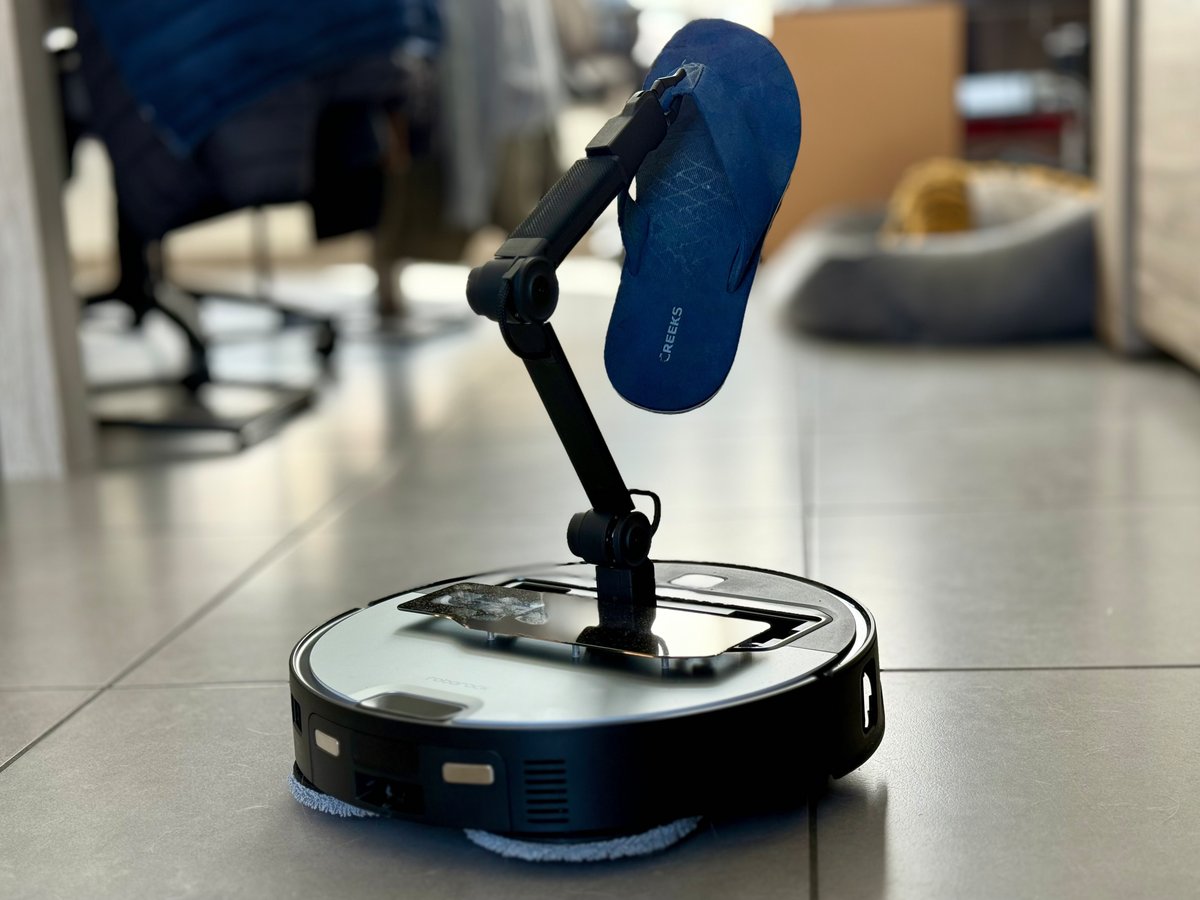Le Roborock Saros Z70 peut ranger les tongs près de votre meuble à chaussures © Mathieu Grumiaux pour Clubic
