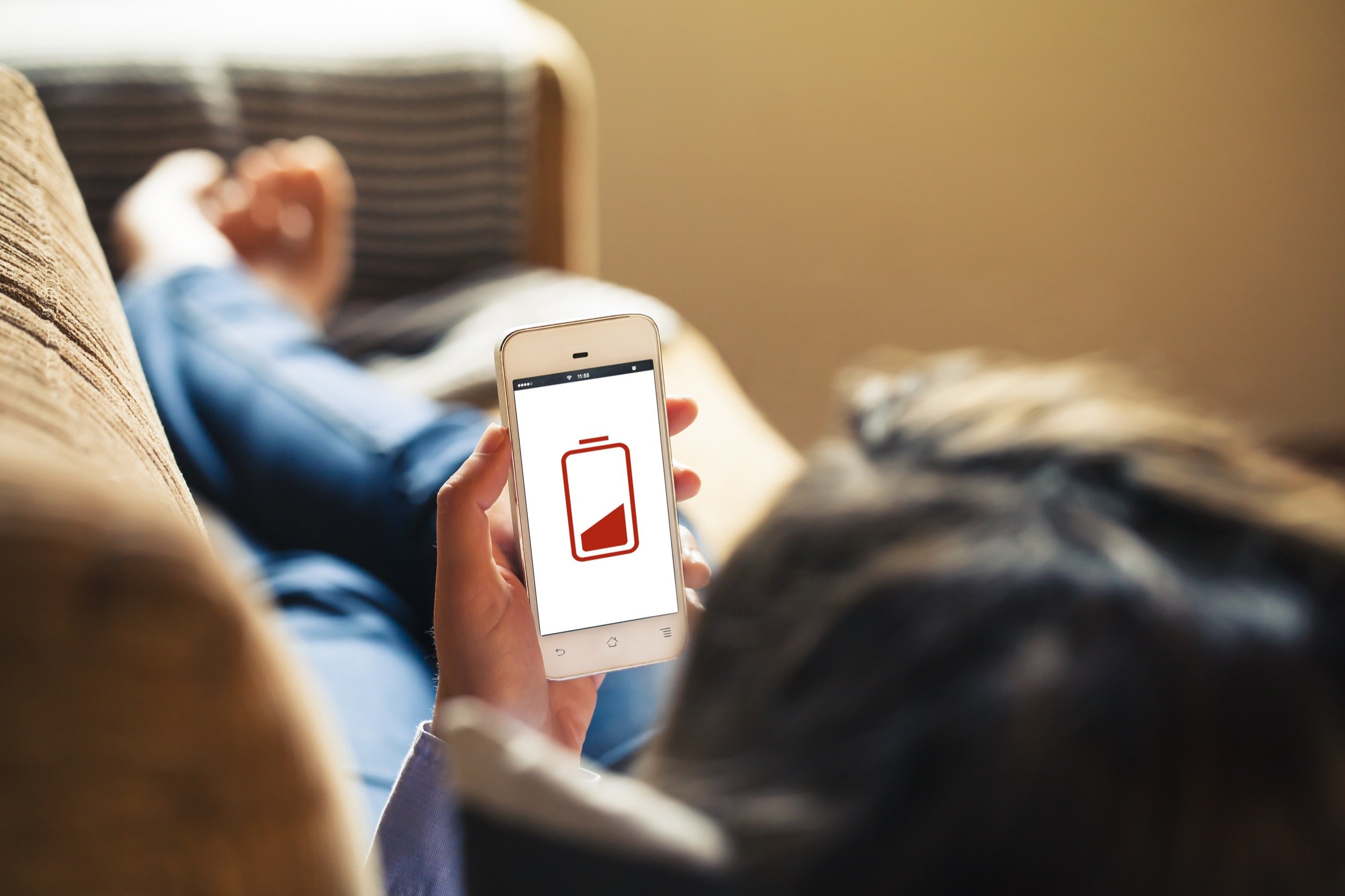 Votre batterie fond comme neige au soleil quand vous consultez votre appli météo ? Les pubs y sont sûrement pour quelques chose © David MG / Shutterstock