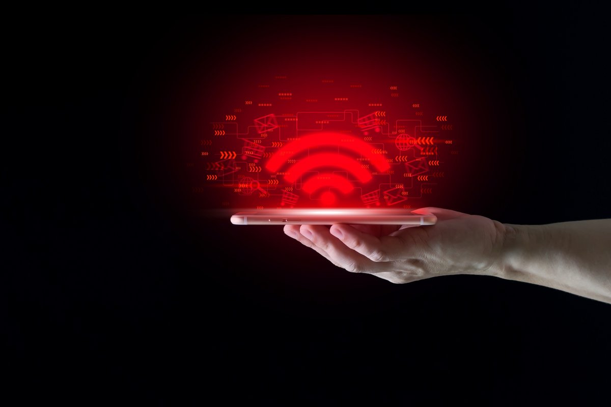 Un Wi-Fi public peut en cacher un autre... Sr un réseau partagé, vous risquez de vous exposer à des attaques man-in-the-middle et de vous faire voler des données sensibles. © photoviriya / Shutterstock