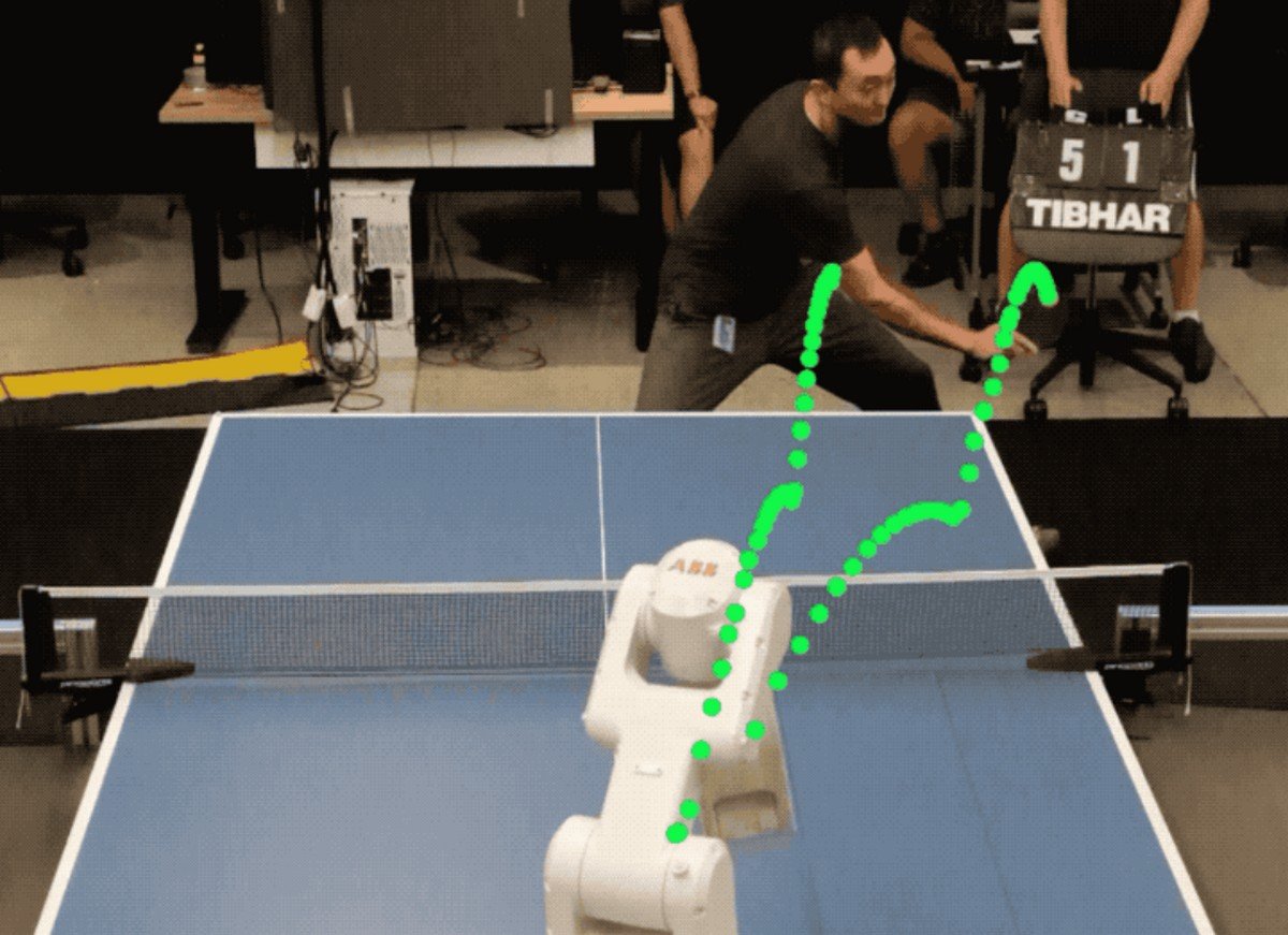 Le bras robotisé ABB de Google DeepMind affronte un joueur humain. © Google deepMind