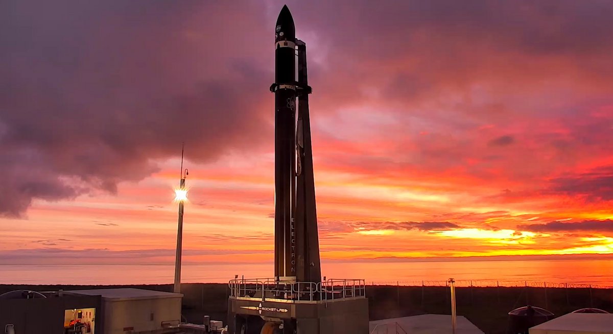 Electron sur son site de lancement avec la mission CAPSTONE © Rocket Lab